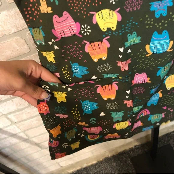 NWT Zoe + Chloe Army Green Frog and Rainbow pattern short sleeve scrub top - Picture 3 of 15